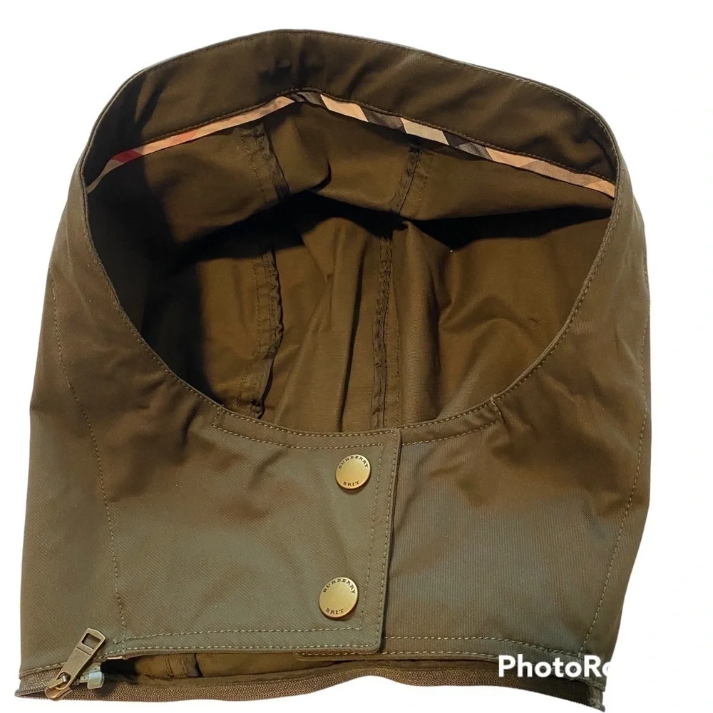 Burberry olive green jacket coat hood with 13 inch zipper